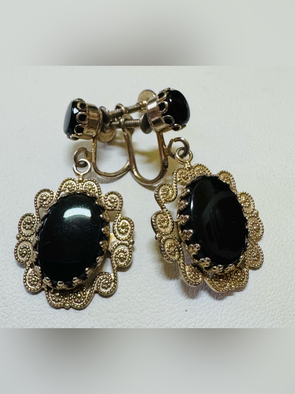 Black glass screw back silver tone filigree earrings - Picture 3 of 4